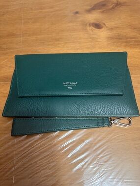Matt & Nat Deep Green Vegan Leather Wristlet Clutch (BNWOT)